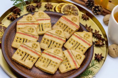 Noel bisküvileri kil tabakta duruyor.