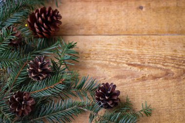 Spruce dalları ve kopyalama alanı olan koniler ile Noel arkaplanı