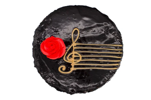 赤バラと白を背景に音楽スタッフと丸いチョコレートケーキ — ストック写真