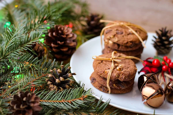 圣诞节的主题 给圣诞老人的美味饼干放在白盘上 在云杉树枝的背景下 — 图库照片