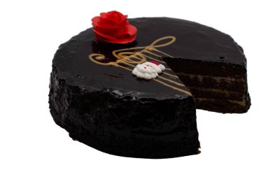 Yuvarlak çikolatalı pasta, kırmızı gül ve beyaz arka planda müzik personeli.