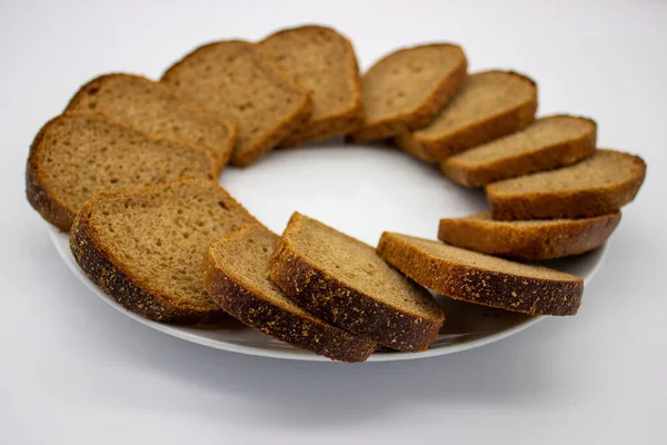 Шматочки Житнього Хліба Викладаються Колу Білому Тлі — стокове фото