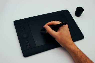 Beyaz arkaplanda izole edilmiş resimciler için grafik tableti