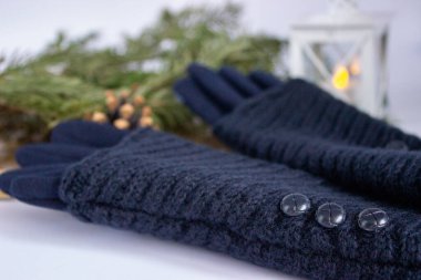 Beyaz arka planda mavi kadın eldivenleri