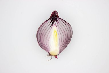 beyaz zemin üzerine kırmızı soğan