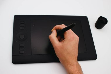 Beyaz arkaplanda izole edilmiş resimciler için grafik tableti