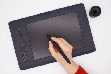 Beyaz arkaplanda izole edilmiş resimciler için grafik tableti