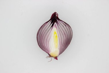 beyaz zemin üzerine kırmızı soğan