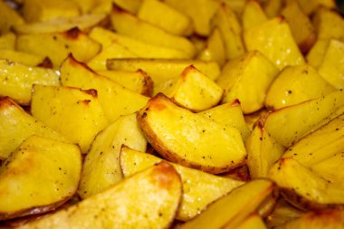 Büyük parçalı fırında patates.