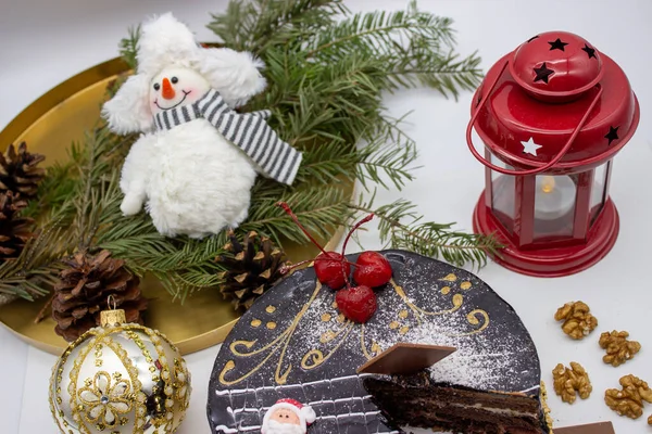 Köstlicher Schokoladenkuchen Mit Weihnachtsmann Nüssen Und Weihnachtsdekor — Stockfoto