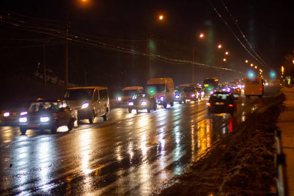 Fotografia Noite Carros Dirigem Estrada Cidade Noite Com Faróis Ligados — Fotografia de Stock