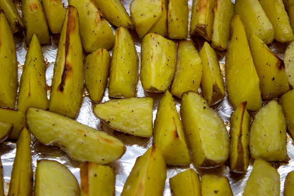 Ψητές Πατάτες Μεγάλα Κομμάτια Στο Πιάτο — Φωτογραφία Αρχείου