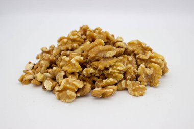 Beyaz arkaplandaki soyulmuş cevizler izole edilmiş görüntüdür.