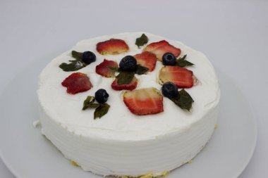 Üzerinde çilek olan beyaz kremalı muhteşem bisküvi keki.