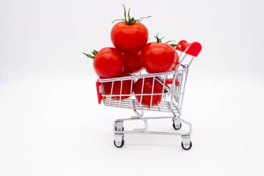Beyaz arka planda metal sepetteki domatesler. İzole edilmiş resim
