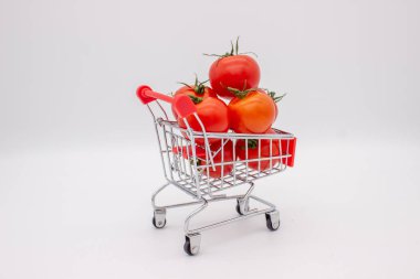 Beyaz arka planda metal sepetteki domatesler. İzole edilmiş resim