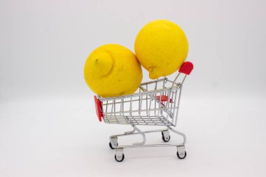 Metal dükkanında beyaz arka planda iki limon.