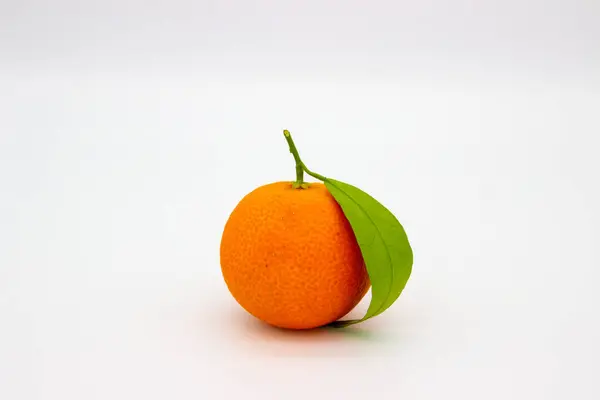 Una Mandarina Con Hoja Verde Sobre Fondo Blanco Imagen Aislada —  Fotos de Stock