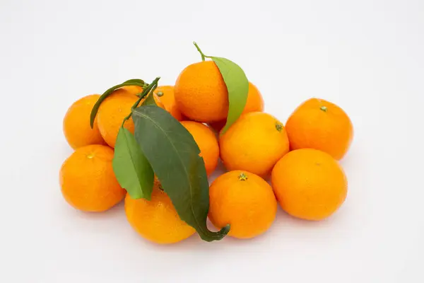 Poucas Tangerinas Maduras Com Folhas Verdes Fundo Branco — Fotografia de Stock