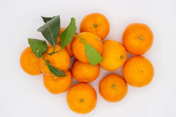 Pochi Mandarini Maturi Con Foglie Verdi Sfondo Bianco — Foto Stock