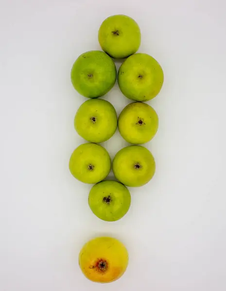 Λίγα Πράσινα Μήλα Λευκό Φόντο Μεμονωμένη Εικόνα — Φωτογραφία Αρχείου