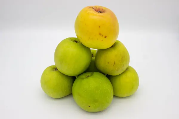 Λίγα Πράσινα Μήλα Λευκό Φόντο Μεμονωμένη Εικόνα — Φωτογραφία Αρχείου