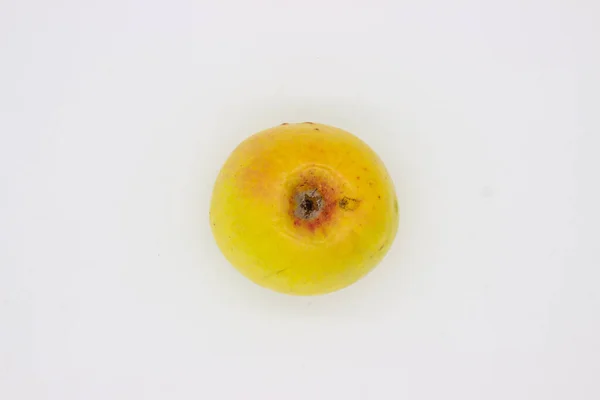 白い背景に黄色いリンゴが一つ 隔離された画像 — ストック写真