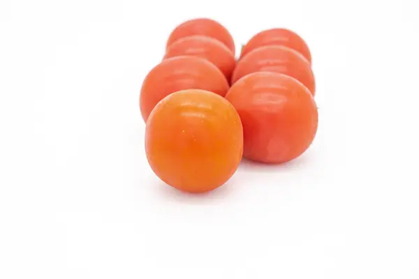 Pomodori Ciliegia Ramo Stanno Sfondo Bianco Immagine Isolata — Foto Stock