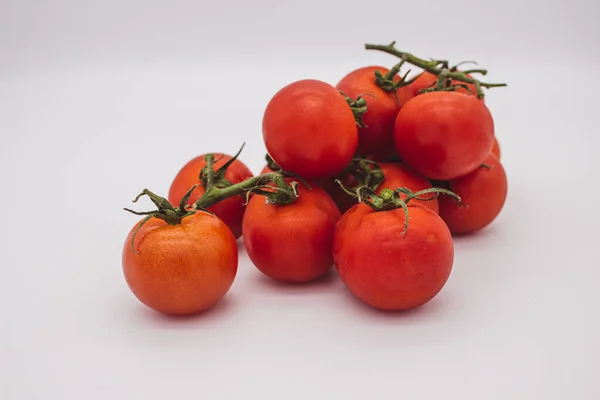 Kirschtomaten Auf Zweigen Stehen Auf Weißem Hintergrund Isoliertes Bild — Stockfoto