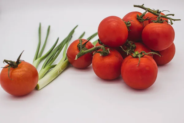 Tomat Ceri Dan Bawang Hijau Dengan Latar Belakang Putih — Stok Foto