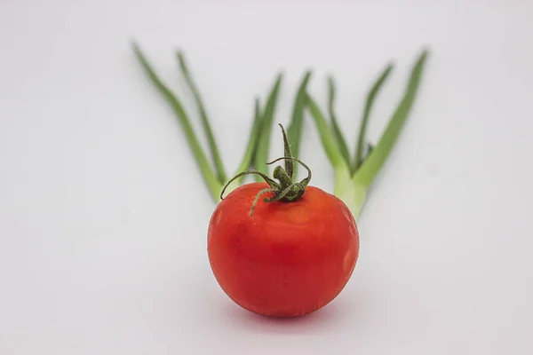 Frische Tomaten Und Grüne Zwiebeln Auf Weißem Hintergrund — Stockfoto