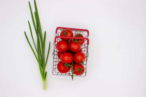 Bawang Hijau Dan Tomat Dalam Keranjang Dengan Latar Belakang Putih — Stok Foto