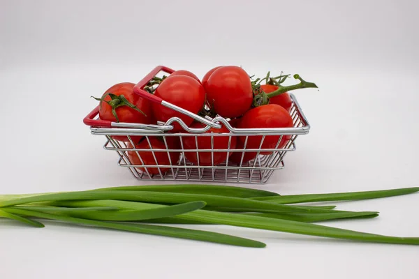 白底篮子里的青葱和西红柿 — 图库照片