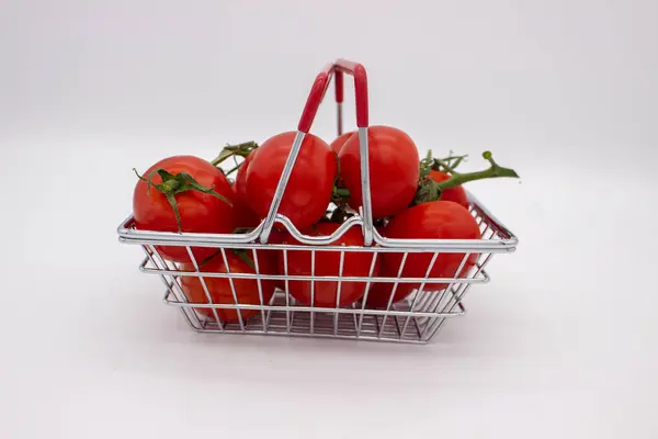 Tomat Dalam Keranjang Logam Dengan Latar Belakang Putih Citra Terisolasi — Stok Foto