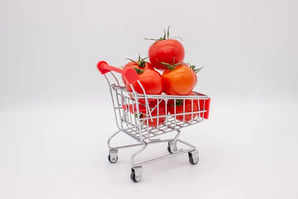 Tomates Dans Panier Métal Sur Fond Blanc Image Isolée — Photo