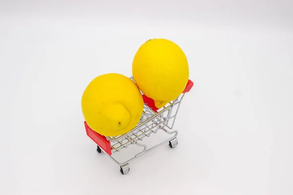 Dva Citrony Kovovém Skladu Vozík Bílém Pozadí — Stock fotografie