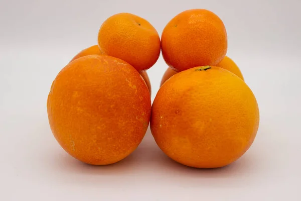 Кілька Апельсинів Білому Тлі Ізольоване Зображення — стокове фото