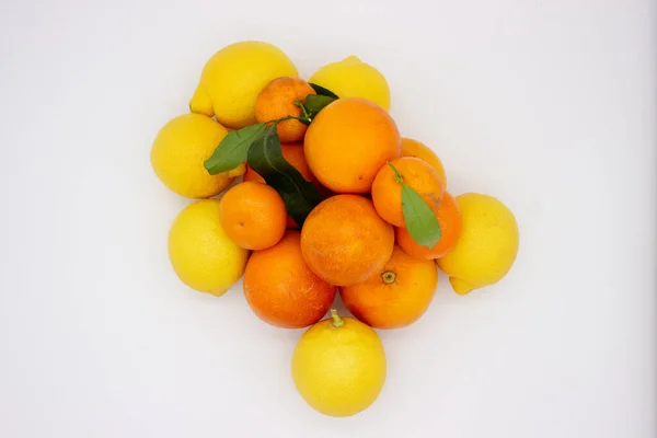 Мало Апельсинів Мандаринів Лимонів Білому Тлі Ізольоване Зображення — стокове фото