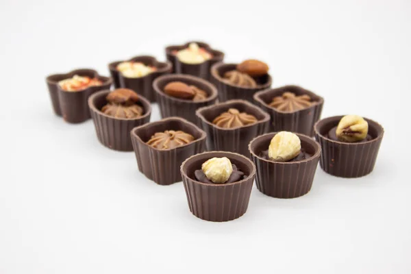 Poucos Chocolates Doces Com Enchimento Fundo Branco — Fotografia de Stock