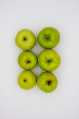 Beyaz arka planda birkaç yeşil elma. İzole edilmiş resim