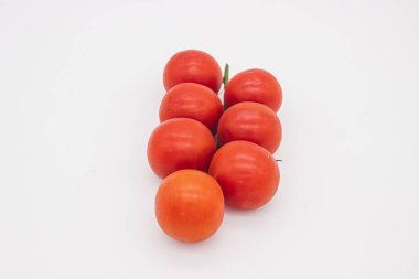 Beyaz arka planda duran kiraz domatesleri. İzole edilmiş resim