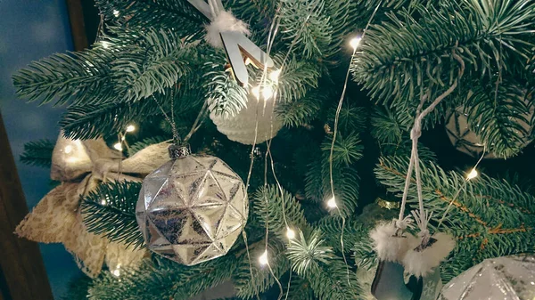 Árvore Natal Decorada Iluminação Noite Casa — Fotografia de Stock