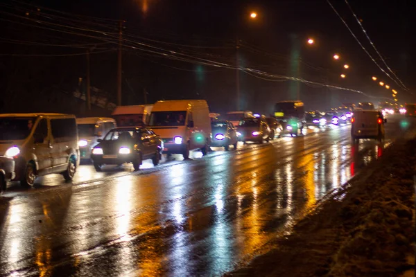 Fotografia Noite Carros Dirigem Estrada Cidade Noite Com Faróis Ligados — Fotografia de Stock