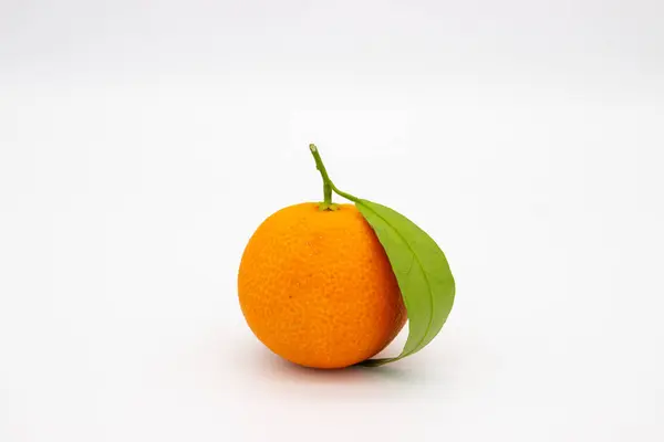 Una Mandarina Con Hoja Verde Sobre Fondo Blanco Imagen Aislada —  Fotos de Stock