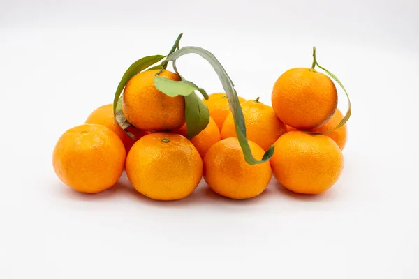Wenige Reife Mandarinen Mit Grünen Blättern Auf Weißem Hintergrund — Stockfoto