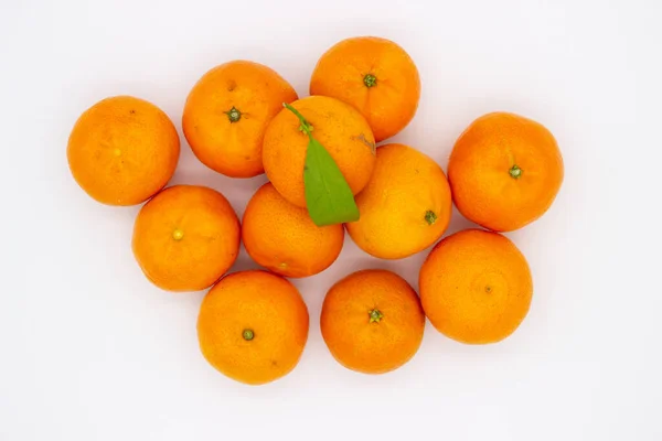 Poucas Tangerinas Maduras Com Folhas Verdes Fundo Branco — Fotografia de Stock