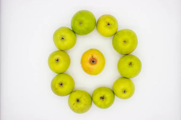 Gröna Äpplen Vit Bakgrund Isolerad Bild — Stockfoto