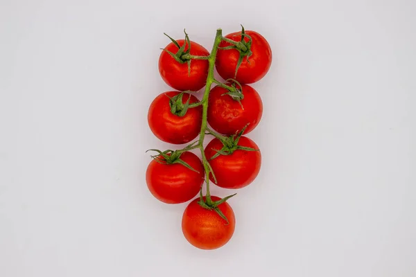 Ντομάτες Κεράσι Στο Κλαδί Στέκονται Λευκό Φόντο Μεμονωμένη Εικόνα — Φωτογραφία Αρχείου