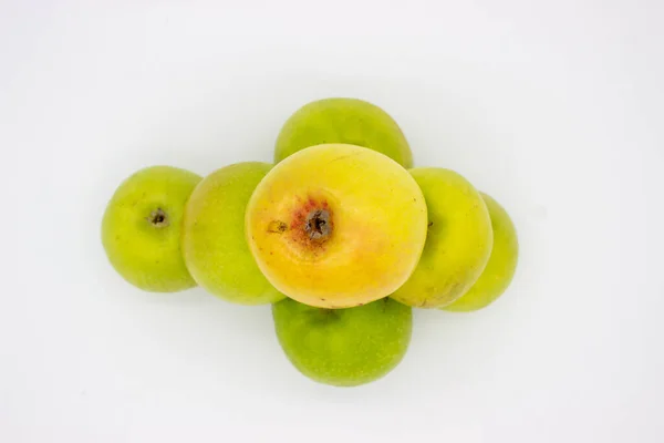 Декілька Зелених Яблук Білому Тлі Ізольоване Зображення — стокове фото
