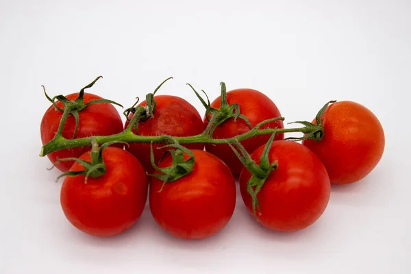 Ντομάτες Κεράσι Στο Κλαδί Στέκονται Λευκό Φόντο Μεμονωμένη Εικόνα — Φωτογραφία Αρχείου